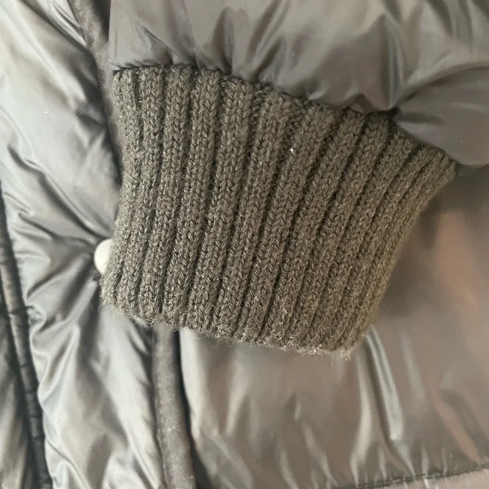 🥶 Abercrombie & Fitch Black Puffer Jacket ❄️ - Picture 3 of 15